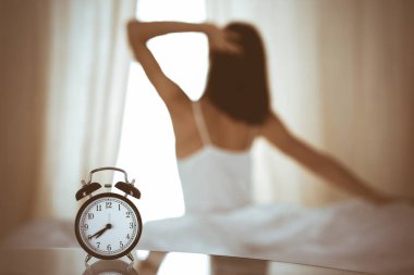 Kadın uyandıktan sonra yatakta ellerini uzatıyor, güneş parlıyor. Esmer, mutlu ve rahat bir gece uykusundan sonra bir güne giriyor. Yeni bir gün ve neşeli bir hafta sonu kavramı