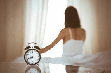 Kadın uyandıktan sonra yatakta ellerini uzatıyor, güneş parlıyor. Esmer, mutlu ve rahat bir gece uykusundan sonra bir güne giriyor. Yeni bir gün ve neşeli bir hafta sonu kavramı