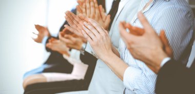 İş adamları toplantı ya da konferansta alkışlar ve alkışlar, yakın çekim. Modern beyaz ofisteki bir grup tanınmayan iş adamı ve kadın. Başarı takım çalışması ya da kurumsal koçluk kavramı