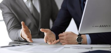 Modern ofiste birlikte çalışırken bilgisayar kullanan iş adamları. İş yerinde iş arkadaşı olan tanınmamış bir iş adamı ya da erkek girişimci. Takım çalışması ve ortaklık kavramı