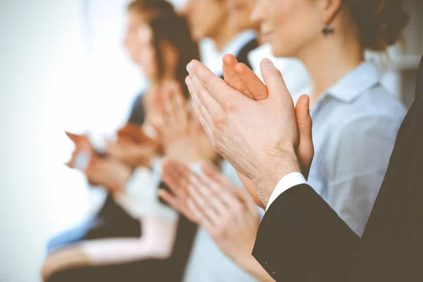 Pessoas de negócios aplaudindo e aplaudindo em reunião ou conferência, close-up de mãos. Grupo de homens de negócios e mulheres desconhecidos no escritório branco moderno. Trabalho em equipe de sucesso ou conceito de coaching corporativo — Fotografia de Stock