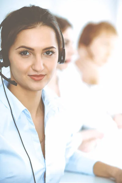 Call center. Concentrarsi sulla bella donna d'affari in cuffia — Foto Stock