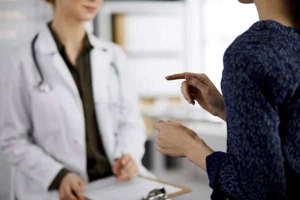 Médecin et patient discutant de l'examen de santé en cours en étant assis à la clinique. Service médical parfait à l'hôpital. Concept de médecine — Photo