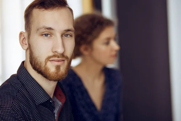 Homem de negócios adulto amigável de barba vermelha olhando para a câmera. Imagem de negócios ou retrato em escritório ensolarado — Fotografia de Stock
