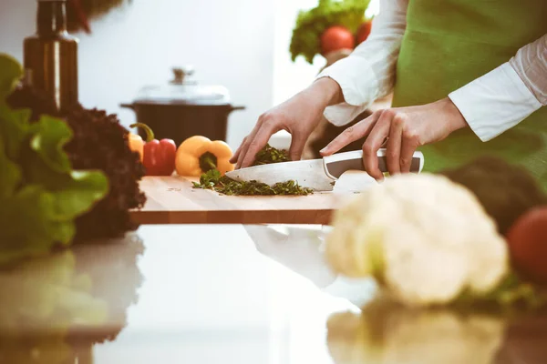Manos humanas desconocidas cocinando en la cocina. La mujer está ocupada con la ensalada de verduras. Comida saludable y concepto de comida vegetariana —  Fotos de Stock
