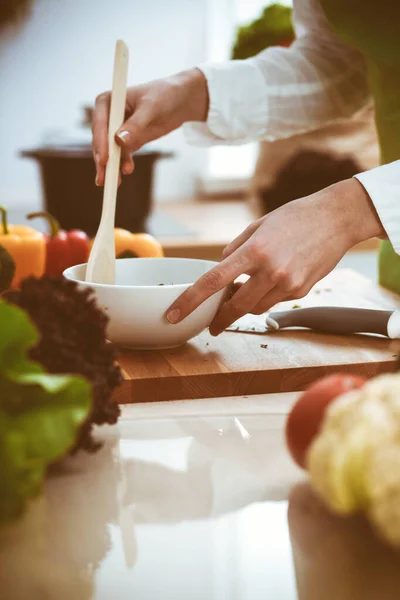 Manos humanas desconocidas cocinando en la cocina. La mujer está ocupada con la ensalada de verduras. Comida saludable y concepto de comida vegetariana —  Fotos de Stock