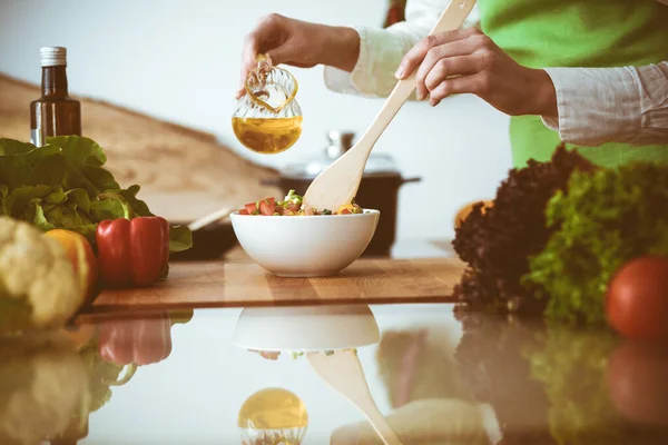 Manos humanas desconocidas cocinando en la cocina. La mujer está ocupada con la ensalada de verduras. Comida saludable y concepto de comida vegetariana —  Fotos de Stock