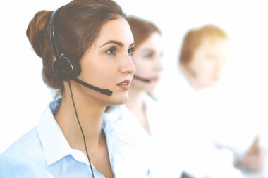 Merkezi ara. Kulaklıklı güzel kadına odaklan.