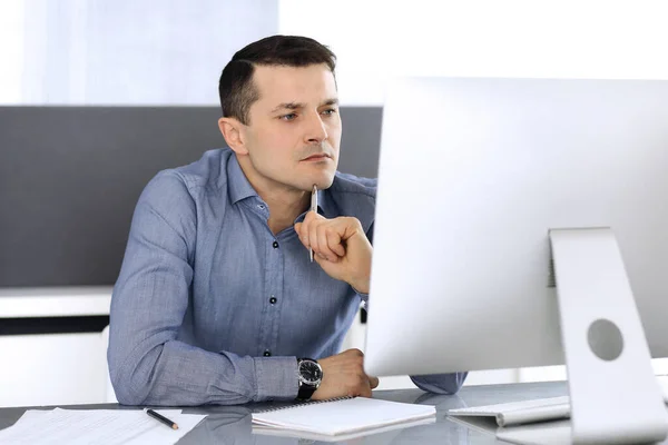 Homme d'affaires travaillant avec l'ordinateur dans un bureau moderne. Prise de vue de l'entrepreneur ou du directeur de l'entreprise sur le lieu de travail. Concept d'entreprise — Photo