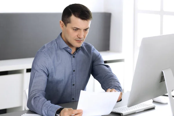 Homme d'affaires travaillant avec l'ordinateur dans un bureau moderne. Prise de vue de l'entrepreneur ou du directeur de l'entreprise sur le lieu de travail. Concept d'entreprise — Photo