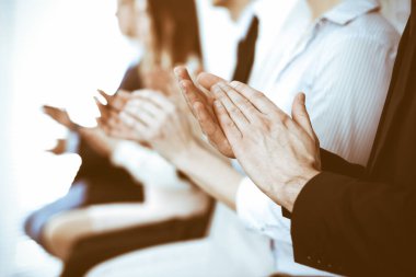 İş adamları toplantı ya da konferansta alkışlar ve alkışlar, yakın çekim. Modern beyaz ofisteki bir grup tanınmayan iş adamı ve kadın. Başarı takım çalışması ya da kurumsal koçluk kavramı
