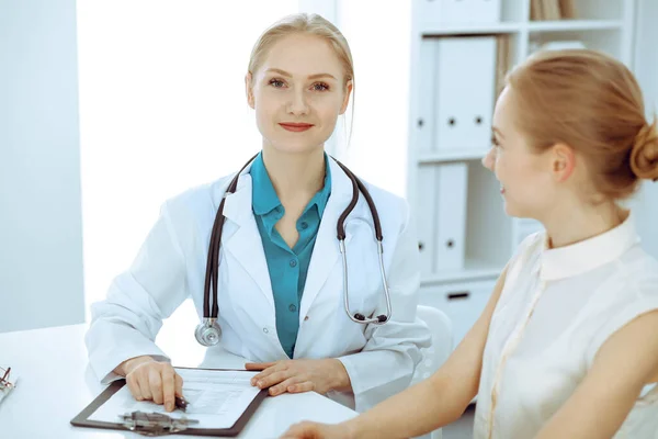 Doctor Patient Sitting Desk Physician Therapist Makes Diagnosis Health Care — Stock Photo, Image