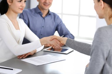 Bir grup iş adamı modern ofiste soruları tartıştıktan sonra el sıkışıyor. El sıkışın, yakın plan. İş konseptinde takım çalışması, ortaklık ve anlaşma