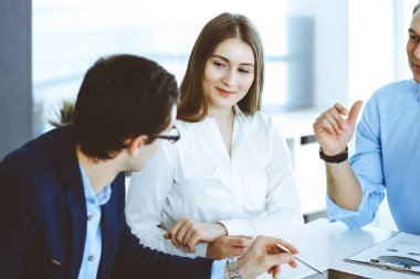 Bir grup iş adamı modern ofiste soruları tartışıyor. Pazarlık yapan ya da beyin fırtınası yapan yöneticiler. Takım çalışması, ortaklık ve iş konsepti