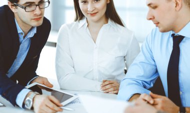 Bir grup iş adamı modern ofiste soruları tartışıyor. Pazarlık yapan ya da beyin fırtınası yapan yöneticiler. Takım çalışması, ortaklık ve iş konsepti