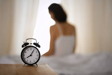 Kadın uyandıktan sonra yatakta ellerini uzatıyor, güneş parlıyor. Esmer, mutlu ve rahat bir gece uykusundan sonra bir güne giriyor. Yeni bir gün ve neşeli bir hafta sonu kavramı