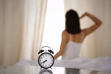 Kadın uyandıktan sonra yatakta ellerini uzatıyor, güneş parlıyor. Esmer, mutlu ve rahat bir gece uykusundan sonra bir güne giriyor. Yeni bir gün ve neşeli bir hafta sonu kavramı