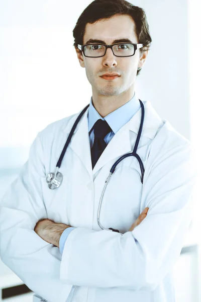 Dottore uomo in piedi dritto con le braccia incrociate. Servizio medico perfetto in clinica. Buon futuro in medicina e sanità — Foto Stock