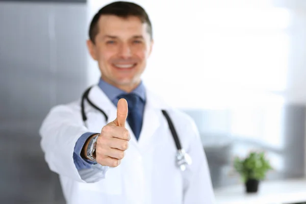 Doutor homem alegre sorrindo para a câmera, polegares para cima. Serviço médico perfeito na clínica. Futuro feliz na medicina e na saúde — Fotografia de Stock