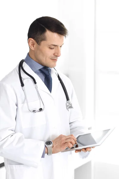 Orvos használja tabletta számítógép hálózati kutatás vagy virtuális betegség kezelésére. Tökéletes orvosi ellátás a klinikán. Boldog jövőt a modern orvostudománynak, orvosi adatoknak és egészségügyi koncepcióknak — Stock Fotó