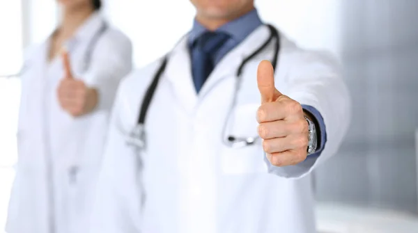 Een groep dokters die duimen laten zien. Perfecte medische dienst in de kliniek. Gelukkige toekomst in de geneeskunde en de gezondheidszorg — Stockfoto
