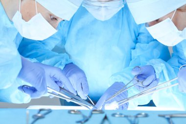 Tıbbi ekibin operasyon için yakın plan çekimleri. Bir grup cerrah hastalarıyla meşgul. Hastanede tıp, veterinerlik veya sağlık hizmetleri ve acil servis