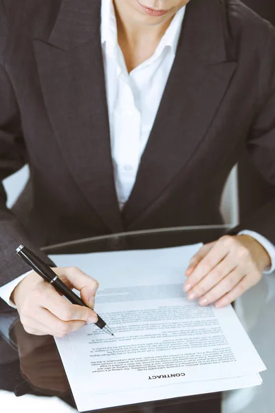 Las manos femeninas desconocidas con pluma sobre el documento de contrato. Firma del acuerdo o concepto de negocio — Foto de Stock