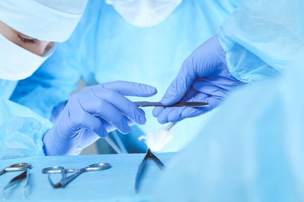 Крупный план работы медицинской бригады. Группа хирургов на работе занята пациентами. Медицина, ветеринария или здравоохранение и неотложная помощь в больнице