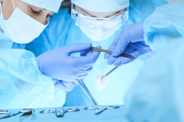 Крупный план работы медицинской бригады. Группа хирургов на работе занята пациентами. Медицина, ветеринария или здравоохранение и неотложная помощь в больнице