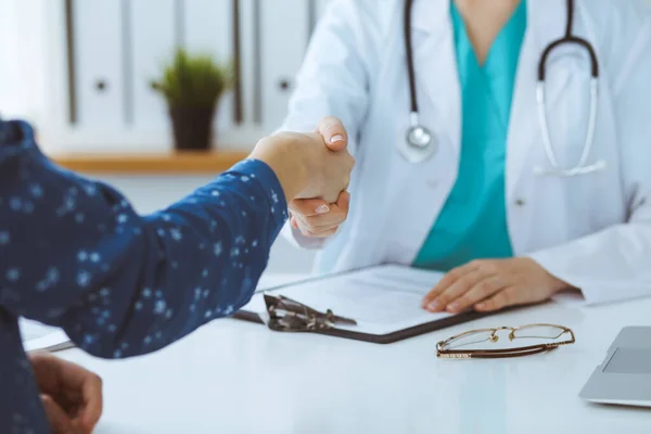 医者と患者の握手。パートナーシップ、信頼、医療倫理の概念 — ストック写真