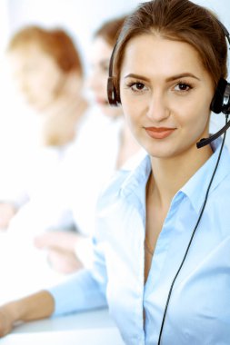 Merkez operatörlerini ara. Kulaklıklı güzel iş kadınına odaklan..