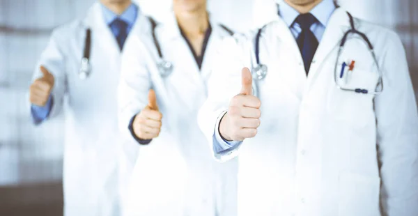 Een Groep Onbekende Dokters Staan Als Een Team Met Duimen — Stockfoto