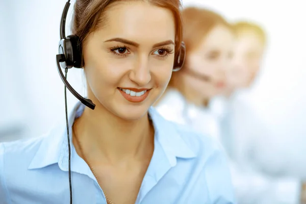 Exploitanten Van Callcenters Focus Mooie Zakenvrouw Headset — Stockfoto