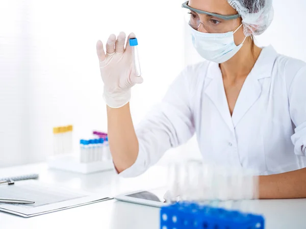 Cientista Profissional Óculos Proteção Pesquisando Tubo Com Reagentes Laboratório Conceitos — Fotografia de Stock