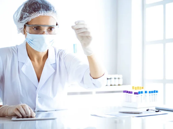 Professionelle Wissenschaftlerin Mit Schutzbrille Die Röhre Mit Reagenzien Labor Untersucht — Stockfoto