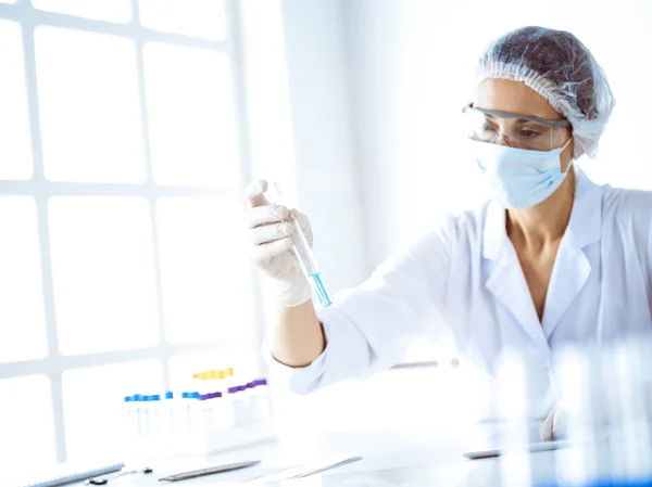 Professzionális Női Tudós Védőszemüvegben Kémcsövet Kutatva Reagensekkel Laboratóriumban Orvostudomány Tudományos — Stock Fotó