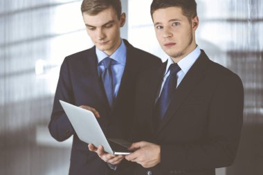 İş adamları projelerini toplantıda tartışırlar, modern bir ofiste dururken dizüstü bilgisayar kullanırlar. Meslektaşı olan isimsiz bir iş adamı, avukatlar görüşmede. Takım çalışması ve ortaklık