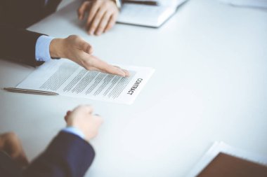 İş adamları, modern bir ofiste masa başında oturan bir sözleşmeyi tartışıyor. Meslektaşı olan isimsiz bir iş adamı, avukatlar görüşmede. Takım çalışması ve ortaklık kavramı.