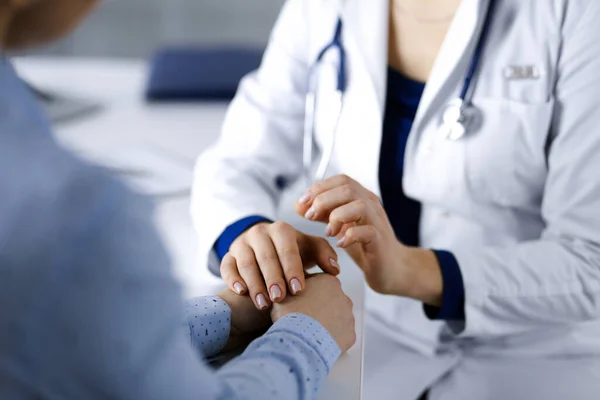 Mujer Médico Desconocida Sostiene Las Manos Paciente Para Tranquilizar Paciente — Foto de Stock