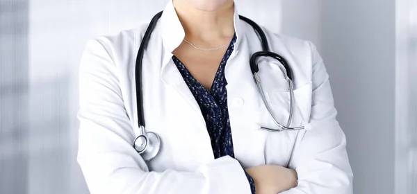 Una Doctora Profesional Sonriente Está Pie Con Los Brazos Cruzados —  Fotos de Stock