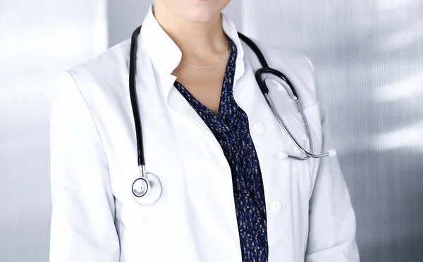 Ευφυής Επαγγελματίας Γυναίκα Γιατρός Στέκεται Στο Τραπέζι Ένα Γραφείο Κλινική — Φωτογραφία Αρχείου
