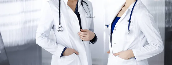 Két Női Orvos Orvosi Terápiáról Tárgyal Miközben Egy Rendelőben Állnak — Stock Fotó