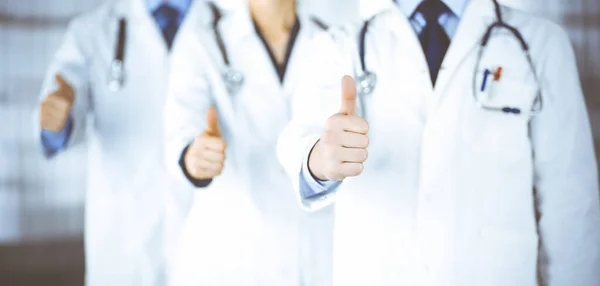 Een Groep Onbekende Dokters Staan Als Een Team Met Duimen — Stockfoto