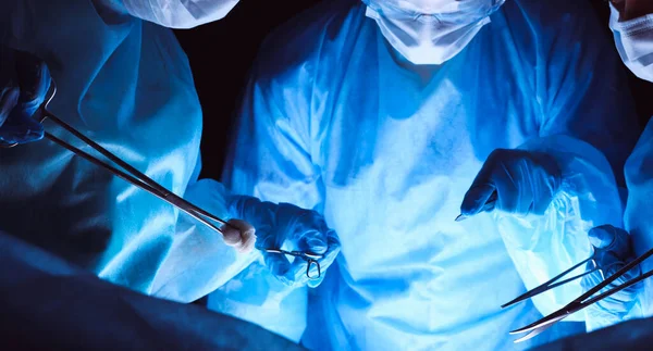 Grupo Cirujanos Con Máscaras Seguridad Realizando Operación Concepto Medicina — Foto de Stock