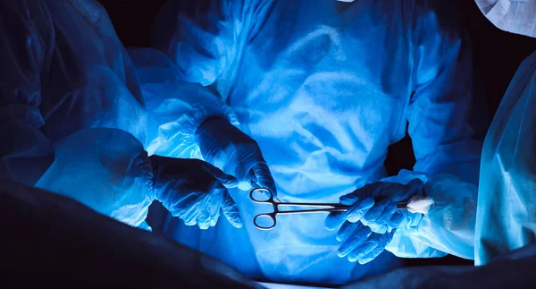Egy Csapat Sebész Akik Biztonsági Maszkot Viselnek Operálnak Orvosi Fogalom — Stock Fotó