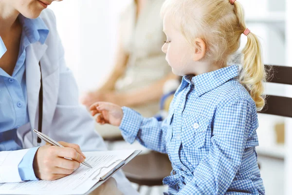 Heureux enfant patient souriant à l'inspection médicale habituelle. Médecin et patient à la clinique. Médecine, concepts de santé — Photo