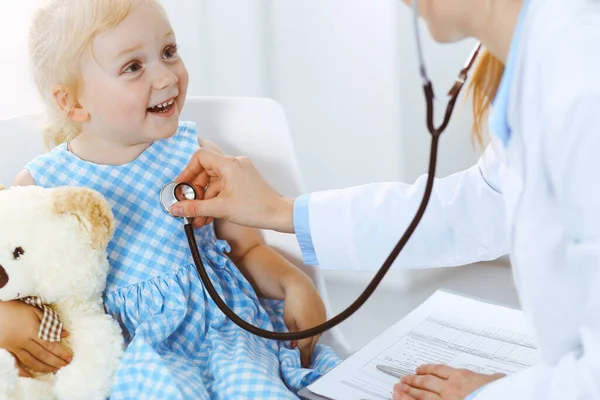 Boldog mosolygós gyerekbeteget a szokásos orvosi vizsgálaton. Orvos és beteg a klinikán. Orvostudomány, egészségügyi koncepciók — Stock Fotó