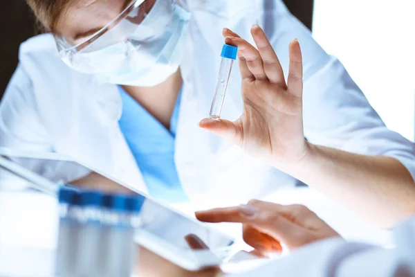 科罗纳威斯大流行病实验室内带试剂的防护眼镜研究管的专业女科学家 医药和病毒保护的概念 — 图库照片