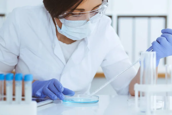 Close Cientista Profissional Feminino Óculos Proteção Fazendo Experiência Com Reagentes — Fotografia de Stock