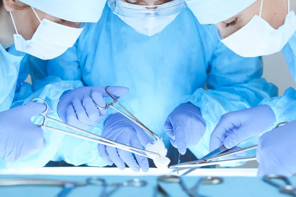 Close-up da equipe médica realizando a operação. O grupo de cirurgiões no trabalho está ocupado com o paciente. Medicina, veterinária ou cuidados de saúde e emergência no hospital — Fotografia de Stock